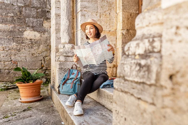 Menina Viajante Asiático Com Mapa — Fotografia de Stock