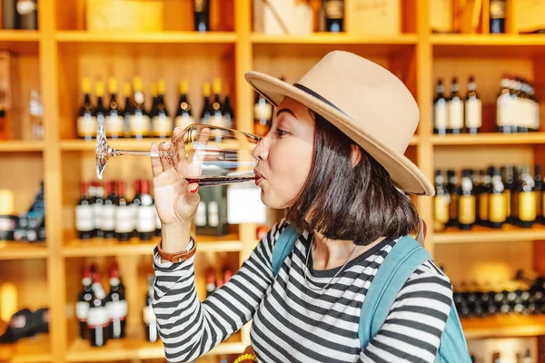 Счастливая Азиатка Нюхает Дегустирует Красное Вино Бокале Винного Магазина — стоковое фото