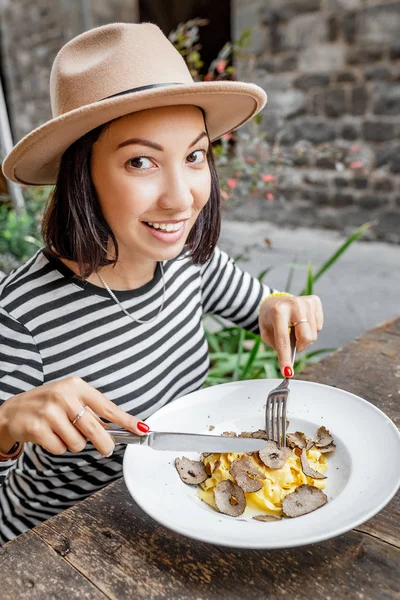 Szczęśliwy Asian Kobieta Jedzenie Makaron Truflami Odkryty Włoskiej Restauracji — Zdjęcie stockowe