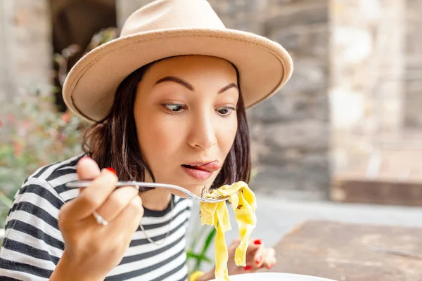 Joven Asiático Viajero Mujer Comer Italiano Pasta Casco Antiguo Restaurante — Foto de Stock