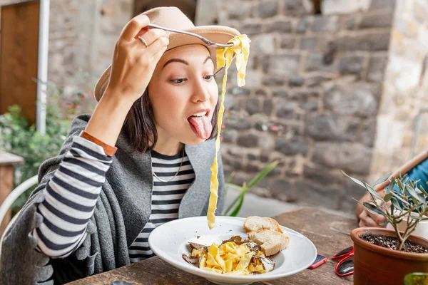 Mujer Asiática Feliz Comiendo Pasta Con Trufa Restaurante Italiano Aire —  Fotos de Stock