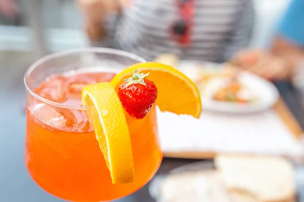 Cóctel Spritz Aperol Decorado Con Naranja Fresa —  Fotos de Stock