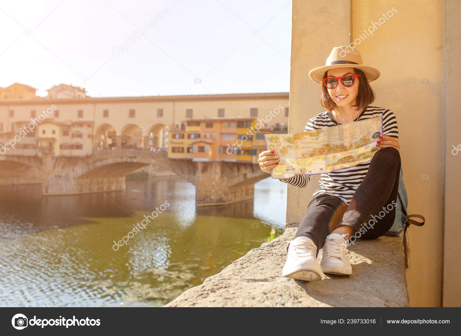 ハッピートラベラー アジア女性の休暇にフィレンツェのイタリア ヨーロッパに旅行中にヴェッキオ橋の有名なランドマークで景色を眺め ストック写真 C Frantic00 ハッピートラベラー アジア女性の休暇にフィレンツェのイタリア ヨーロッパに旅行中にヴェッキオ橋の有名なランドマークで景色を眺め ストック写真 C Frantic00