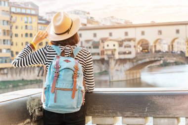 İtalya, Europe gezisi sırasında Ponte Vecchio ünlü dönüm noktası manzaraya hayran mutlu traveler Asyalı kadınlar bir tatil Floransa