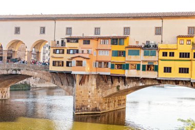 19 Ekim 2018, Floransa, İtalya: ünlü dönüm noktası Ponte Vecchio Köprüsü üzerinden Arno Nehri Floransa, İtalya