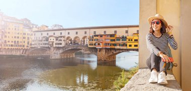 İtalya, Europe gezisi sırasında Ponte Vecchio ünlü dönüm noktası manzaraya hayran mutlu traveler Asyalı kadınlar bir tatil Floransa