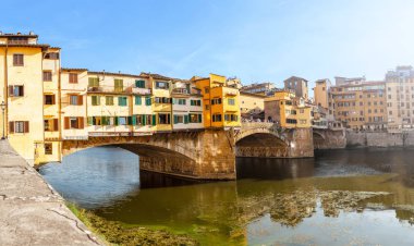 Ünlü dönüm noktası Ponte Vecchio Köprüsü üzerinden Arno Nehri Floransa, İtalya