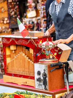 19 Ekim 2018, Floransa, İtalya: kalabalık Meydanı'nda turistler için ahşap müzik kutusu organette oynayan bir sokak sanatçı
