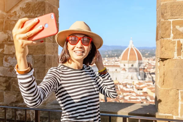 Feliz Mulher Turística Asiática Cidade Velha Florença Admirando Vista Catedral — Fotografia de Stock