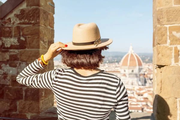 Feliz Mulher Turística Asiática Cidade Velha Florença Admirando Vista Catedral — Fotografia de Stock