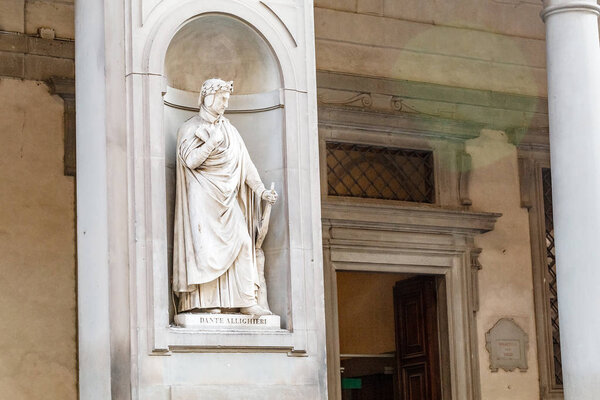 19 ОКТЯБРЯ 2018, Флоренция, Италия: Статуя Данте Алигьери
