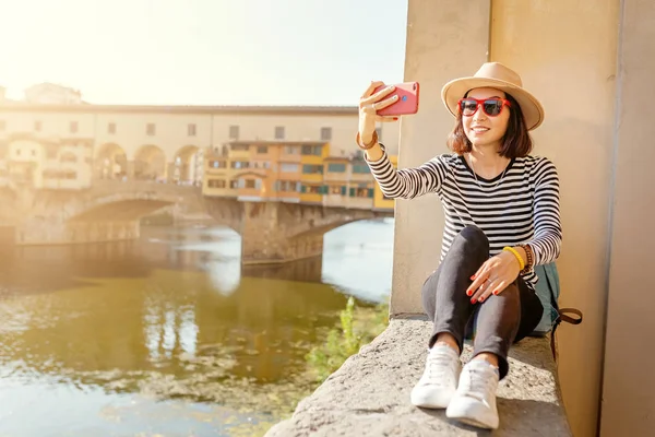 Feliz Asiático Joven Viajero Chica Tomando Selfie Cerca Ponte Vecchio — Foto de Stock