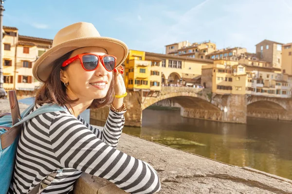 Feliz Viajero Asiático Mujeres Unas Vacaciones Florencia Admirando Vista Ponte — Foto de Stock