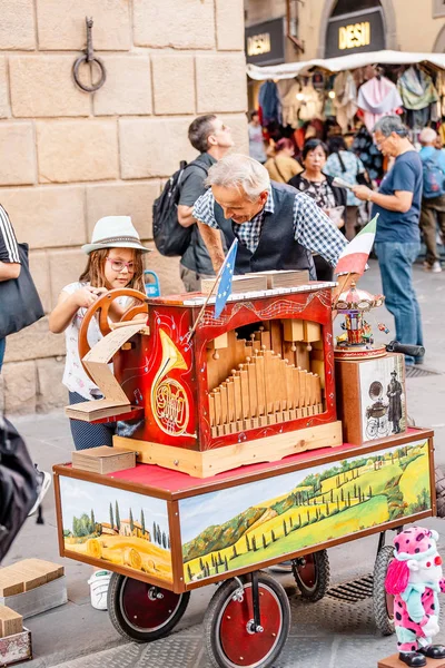 October 2018 Florence Italy Street Artist Playing Wooden Music Box — Stock Photo, Image