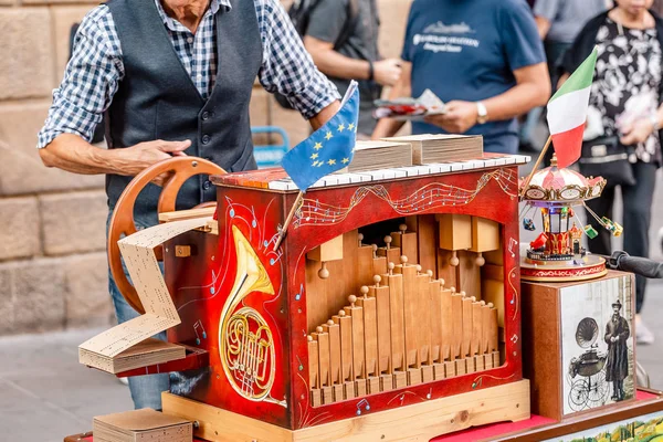 October 2018 Florence Italy Street Artist Playing Wooden Music Box — Stock Photo, Image