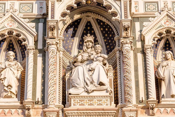 著名的旅游地标大教堂在佛罗伦萨大教堂 详细特写镜头 — 图库照片