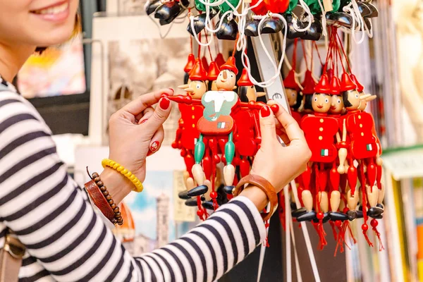 Піноккіо Ляльки Іграшки Продажу Туристичні Магазин Сувеніри Італії — стокове фото