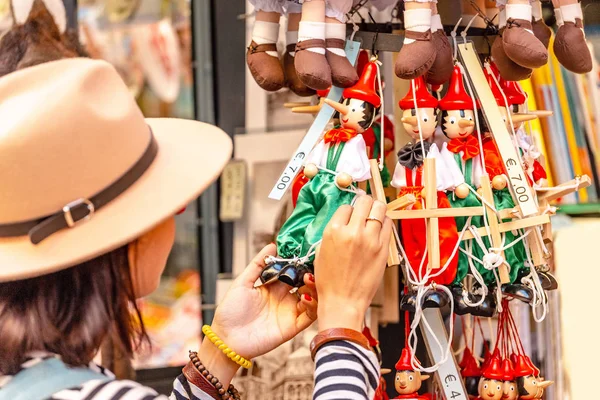 Туристка Покупает Итальянскую Игрушку Пиноккио Качестве Сувенира — стоковое фото