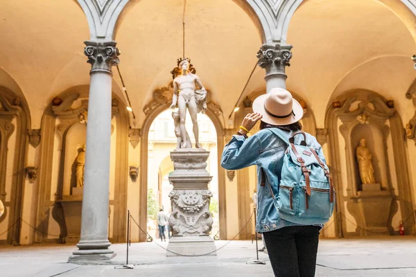 Mulher Turística Pátio Interno Palácio Medici Florença — Fotografia de Stock