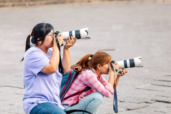 2018年10月19日 意大利佛罗伦萨 两名亚洲妇女使用带有长焦镜头的数字 Slr 进行拍照 — 图库照片