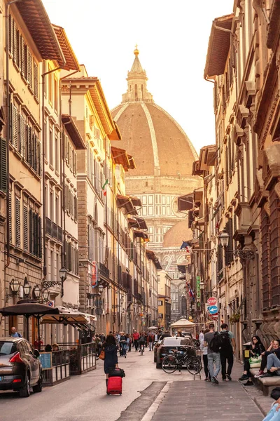Października 2018 Florencja Włochy Florencja Wąskiej Uliczce Kopuła Zachodzie Słońca — Zdjęcie stockowe