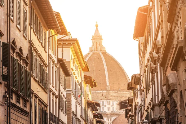 Wąska Ulica Florencja Kopuła Zachodzie Słońca — Zdjęcie stockowe