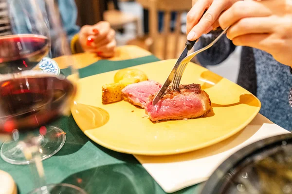 Woman Eating Delicious Rare Beef Steak Restaurant — Stock Photo, Image