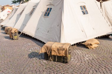 20 Ekim 2018, Verona, İtalya: askeri ve Kızıl Haç çadır Şehir Meydanı Sergisi'nde