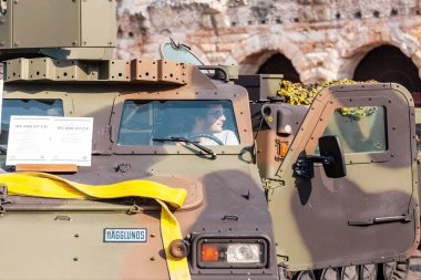 20 Ekim 2018, Verona, İtalya: off-road aracı askeri Show'da oturan turist