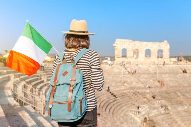 Verona - colosseum amfi tiyatro arena ünlü dönüm noktası önünde İtalyan bayrağı ile mutlu Genç Asyalı kadın. Tatil ve seyahat İtalya