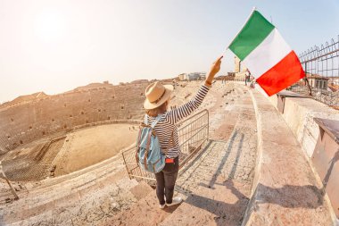 Verona - colosseum amfi tiyatro arena ünlü dönüm noktası önünde İtalyan bayrağı ile mutlu Genç Asyalı kadın. Tatil ve seyahat İtalya