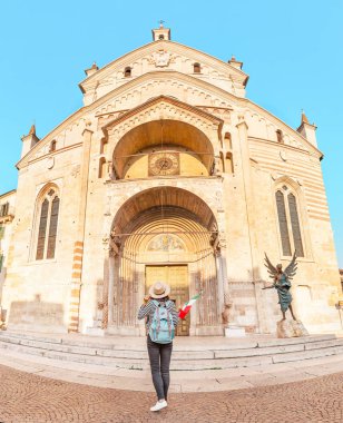 Mutlu Asyalı kadın seyahat şehirde Verona, İtalya