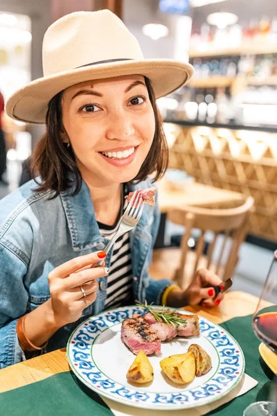 Žena Jíst Chutné Vzácné Hovězí Steak Restauraci — Stock fotografie