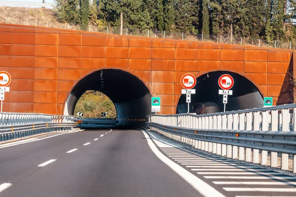 Weg Van Snelweg Met Het Verkeer Tunnel Italië — Stockfoto