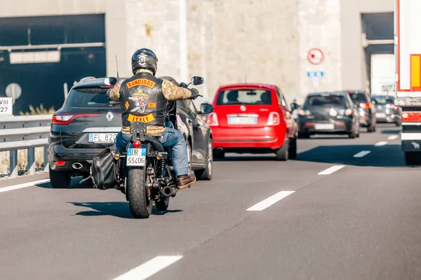 2018年10月20日 意大利托斯卡纳 骑自行车的人在公路上穿行 — 图库照片