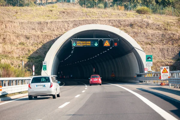 Oktober 2018 Toscane Italië Snelweg Weg Met Verkeer Tunnel Italië — Stockfoto