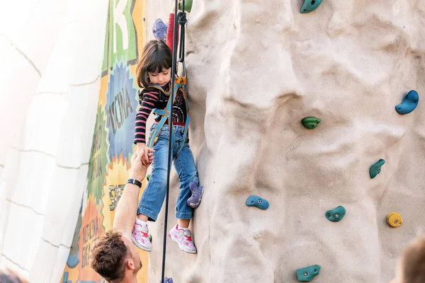 2018年10月20日 意大利维罗纳 攀岩墙上的儿童 — 图库照片