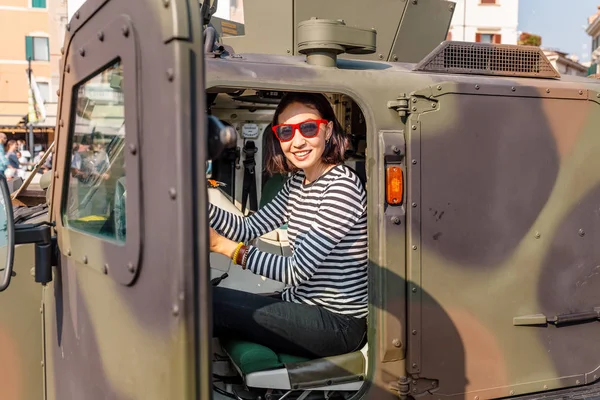 Hermosa Chica Turista Sentada Vehículo Todoterreno Espectáculo Militar —  Fotos de Stock