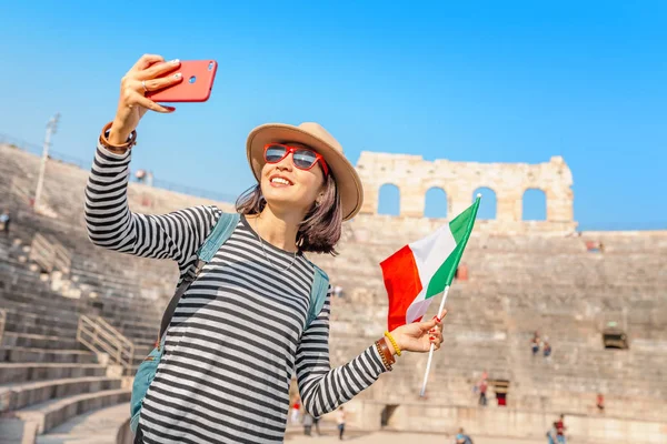 Τουριστική Ευτυχισμένη Γυναίκα Κάνει Selfie Φωτογραφία Ιταλική Σημαία Μπροστά Από — Φωτογραφία Αρχείου
