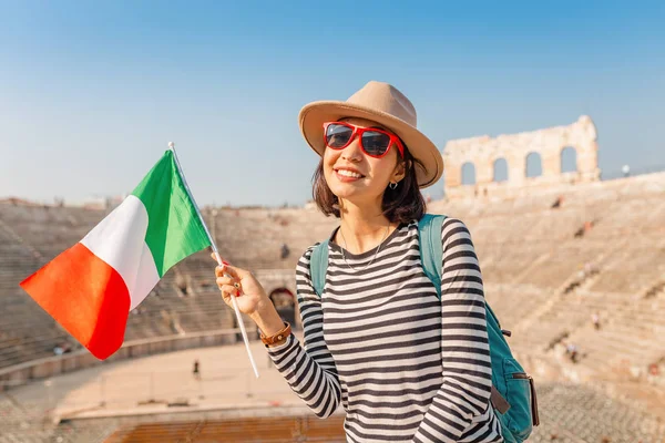Ευτυχισμένος Νεαρή Γυναίκα Της Ασίας Ιταλική Σημαία Μπροστά Από Διάσημο — Φωτογραφία Αρχείου