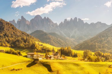 Ünlü seyahat hedef İtalyan Dolomites Funes Vadisi'nde. Arka plan, kayalık Alpler ile sonbahar sırasında Val Di Funes ve Santa Magdalena Köyü