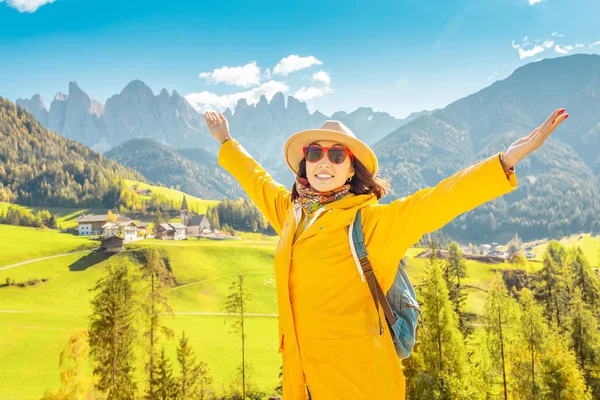 Szczęśliwa Młoda Kobieta Podróży Dolomity Włochy Czasie Jesieni — Zdjęcie stockowe