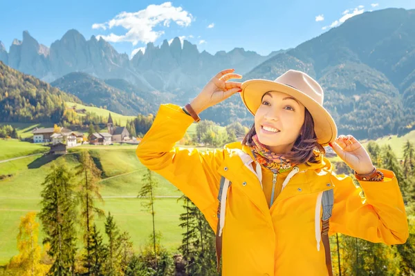 Šťastná Asijské Žena Užívat Krásný Výhled Funes Údolí Alpách Dolomity — Stock fotografie
