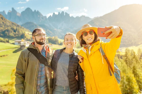 Activos Tres Amigos Viajan Tomar Fotos Selfie Durante Las Vacaciones — Foto de Stock