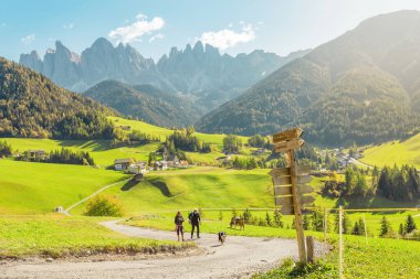 21 Ekim 2018, Funes, İtalya: insanlar yürüyüş Dolomites Alp Dağları'nda bir iz üzerinde