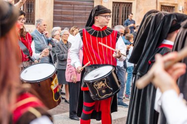20 Ekim 2018, Verona, İtalya: Avrupa'nın Ortaçağ Müzik Festivali'nde davulcu