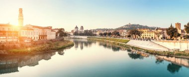 Panoramik cityscape bakış Verona tarihi kent merkezine ve Adige Nehri üzerinde köprü. Seyahat hedef İtalya kavram