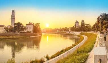 Panoramik cityscape bakış Verona tarihi kent merkezine ve Adige Nehri üzerinde köprü. Seyahat hedef İtalya kavram