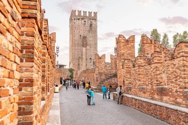 20 Ekim 2018, Verona, İtalya: Castel Vecchio köprü ve kale Verona Adige Nehri boyunca manzarayı