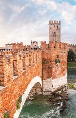 Panoramik Castel Vecchio köprü ve kale Adige Nehri Verona, İtalya
